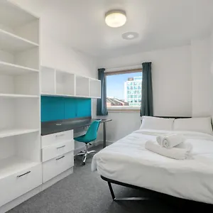  Holiday home Bright & In Luton, Sleeps 2