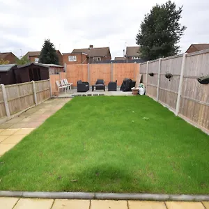  Apartment Jesswood Properties: Bright With Airport Proximity